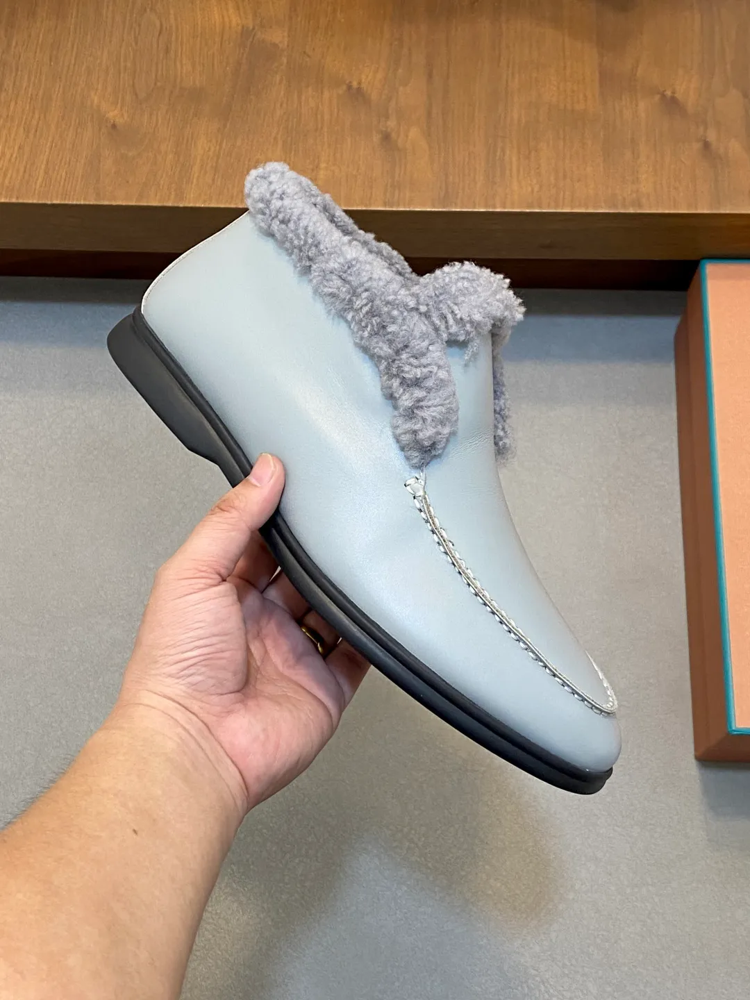 Men's Men's Shoes💰860 LoroPiana/nuoyoupiana men's new autumn and winter wool shoes, Dongguan-made raw materials are in great demand! This casual shoe is made of imported calfskin, with a full wool lining and insole for an extraordinarily comfortable and warm wearing experience. The ultra-light two-color rubber sole creates a charming modern aesthetic. There is an LP logo on the bottom. The style is simple and fashionable, and the upper foot is comfortable, warm and breathable! Comes complete with original box packaging! Size: 39-40-41-42-43-44 standard leather shoe size (45/46 can be customized but does not support returns)